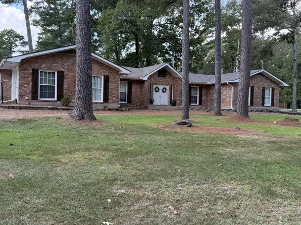 201 Poinsettia Dr, Forest, MS 39074