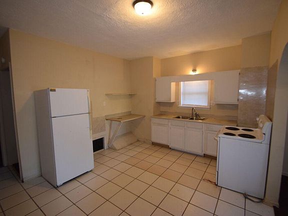 3rd image of 3823 E Washington St