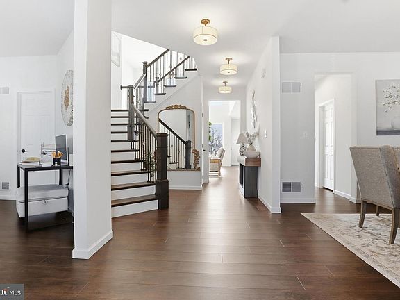 5th image of 520 Darrow Rd