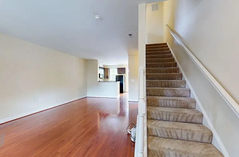 720 Barnes St NE — Photo 2