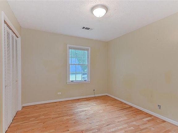 3rd image of 2867 Rosemont Dr