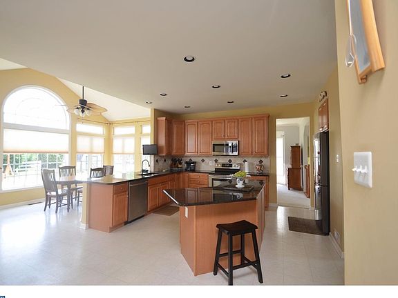 3rd image of 74 Cantwell Dr