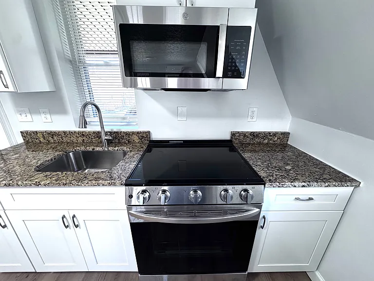 1731 W 8th St — Photo 15