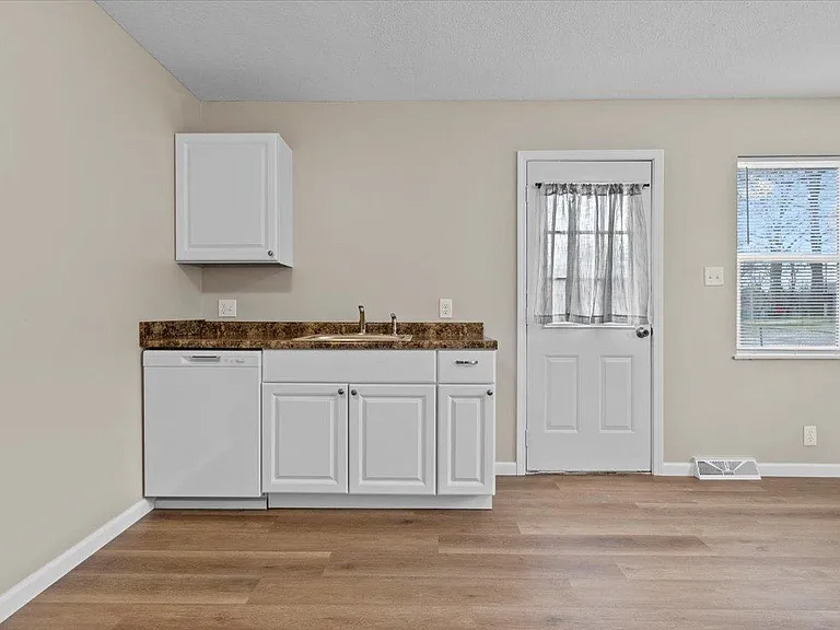 811 Thornton St — Photo 4