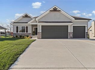 814 NW Hickory Ridge Dr, Grain Valley, MO 64029