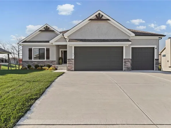 814 NW Hickory Ridge Dr, Grain Valley, MO 64029