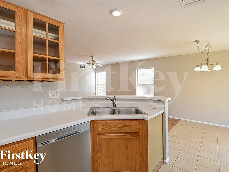 1161 N Chamberlain Pl — Photo 6