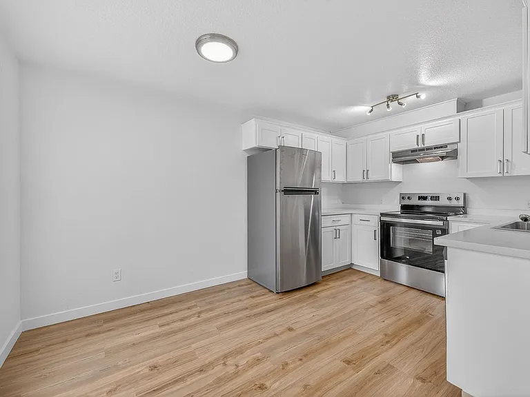 Bluebird Davis Street — Photo 20