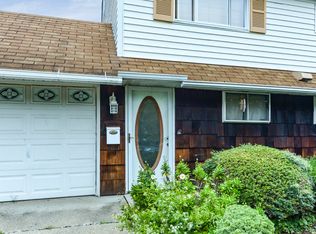 14 Hope Ln, Hicksville, NY