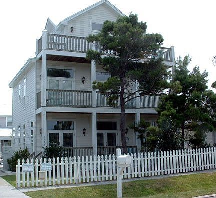 6 Bed/4 Bath, Pool