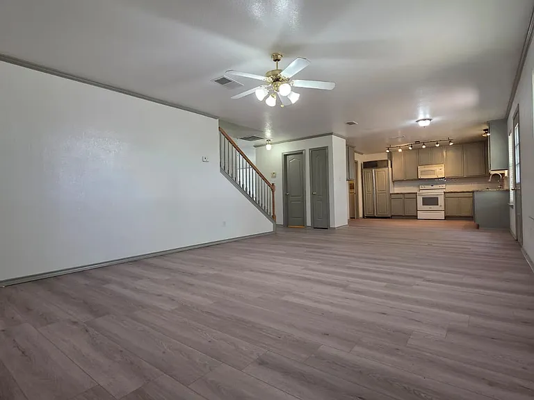 Living room/ kitchen pic 3