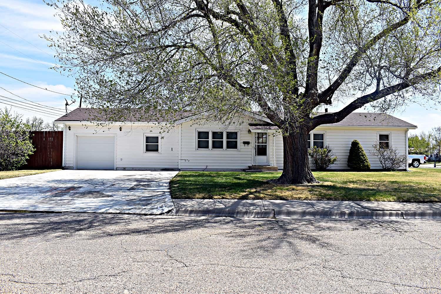 1010 E 8th St, Dumas, TX 79029 Zillow