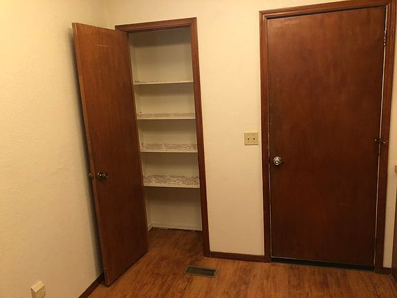 3rd image of 1721 Hillcrest Dr