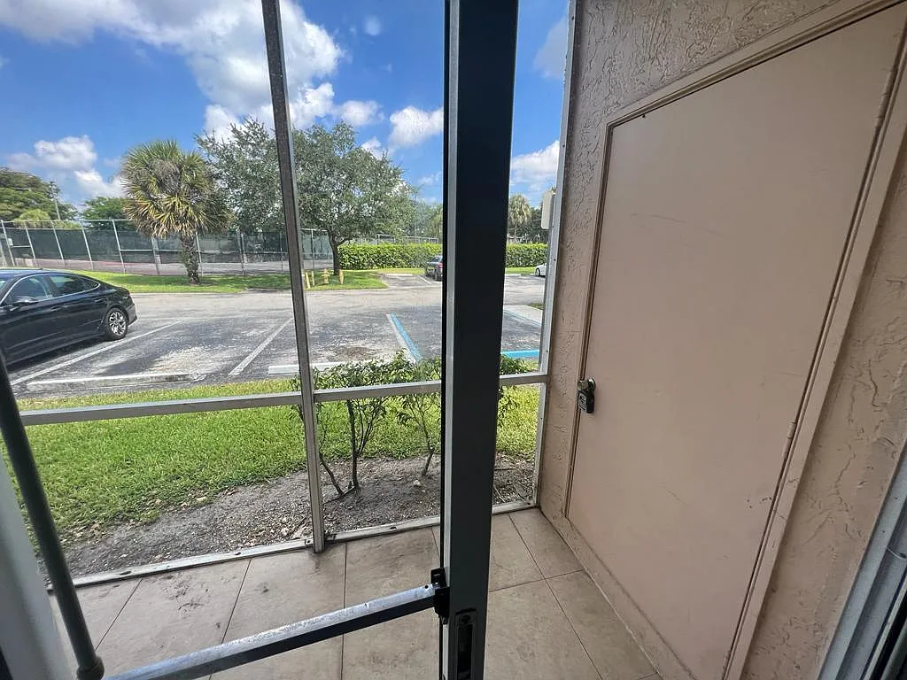 2 bed, 1000 sqft, $2,100 — Photo 2