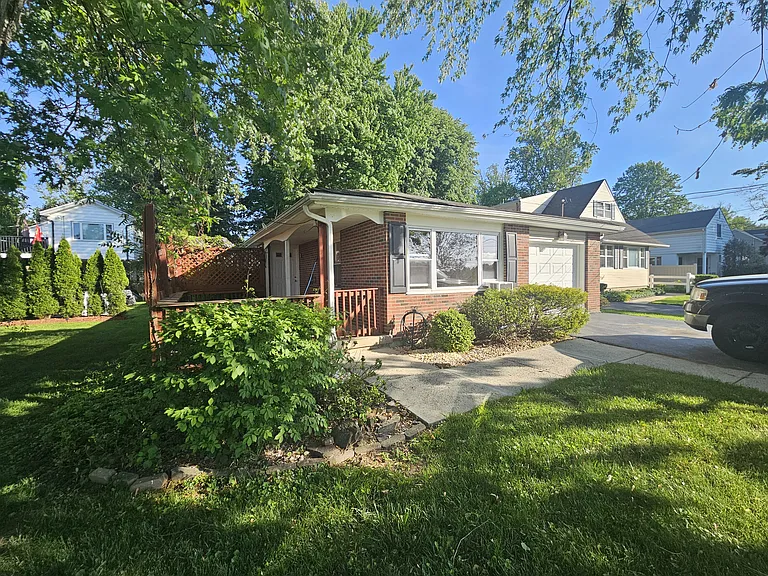 33 Sunset Ave — Photo 1