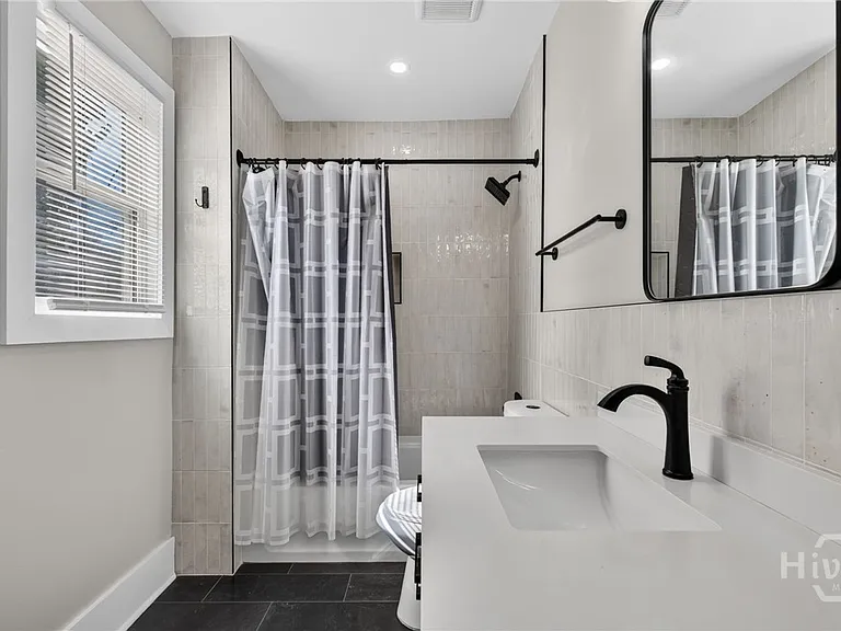 221 W Duffy St #A — Photo 31