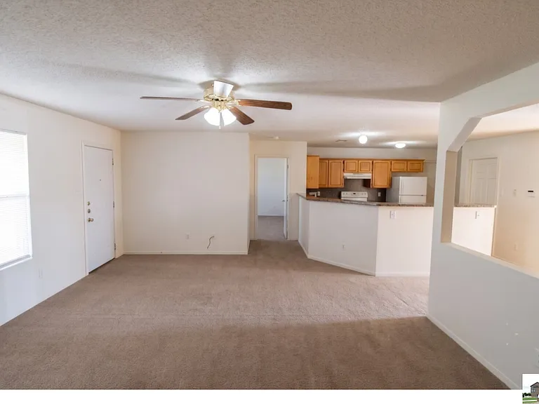 4607 Lloyd Dr — Photo 2