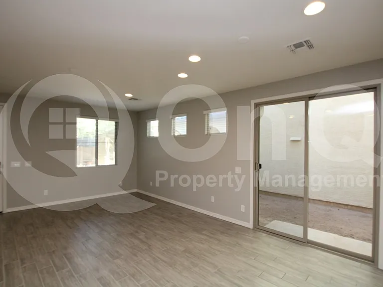 5742 W Raymond St — Photo 5