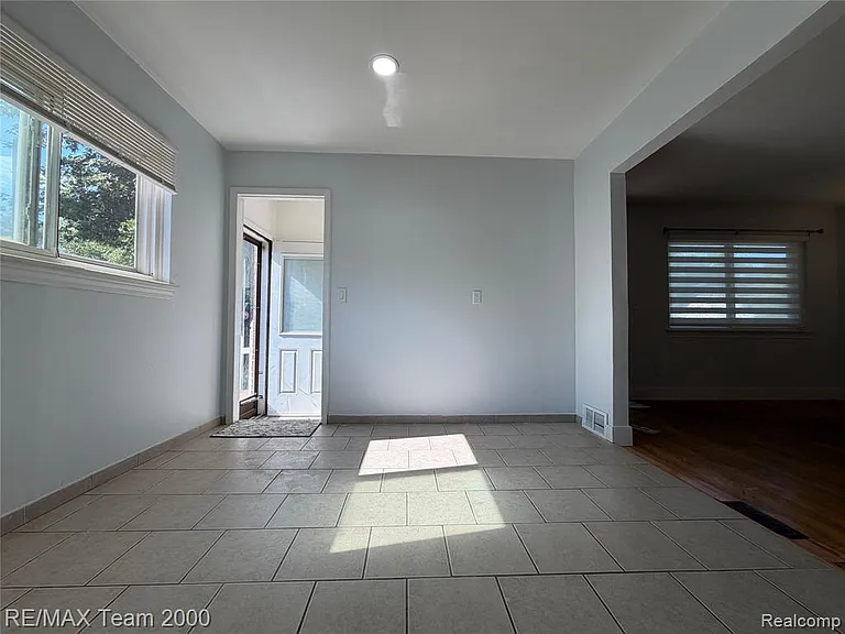 25647 Hanover St — Photo 15