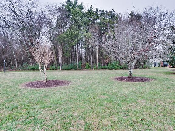 4th image of 933 E Northfield Blvd