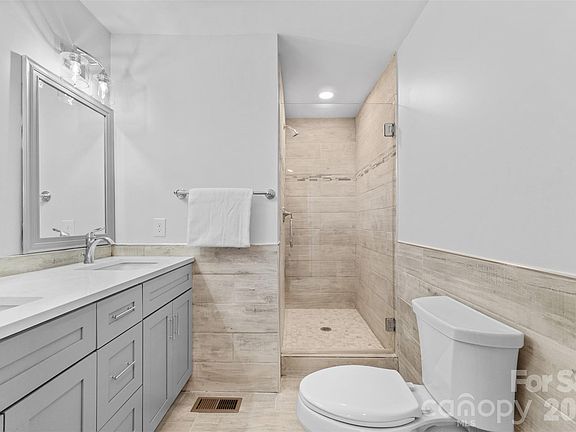 4th image of 206 Hunter St