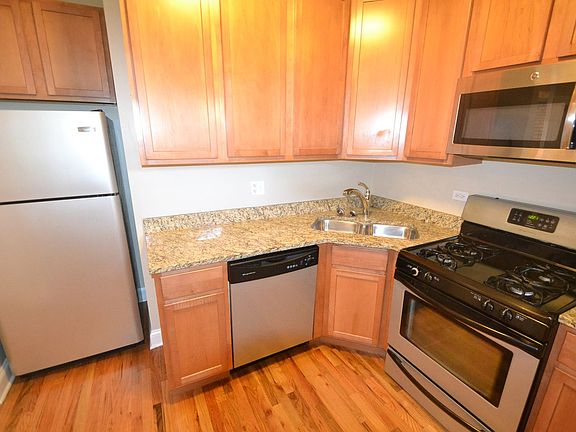 3rd image of 1638 W Greenleaf Ave #46