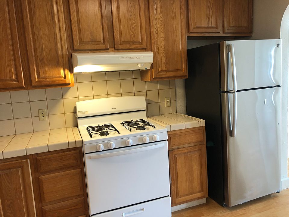 Kitchen w Refrigerator