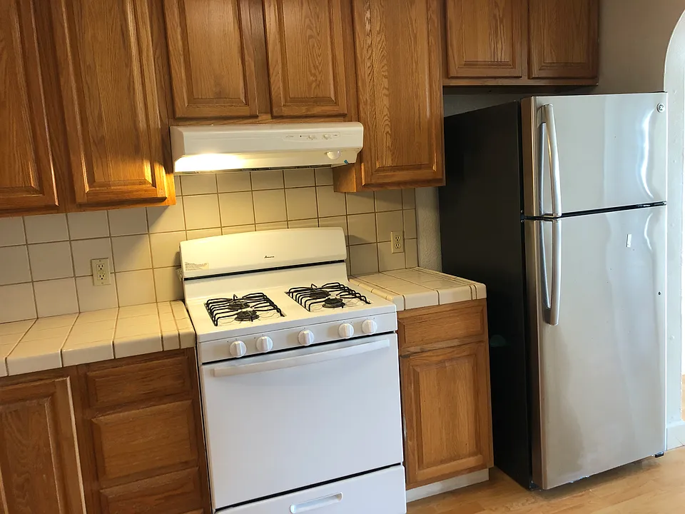 Kitchen w Refrigerator