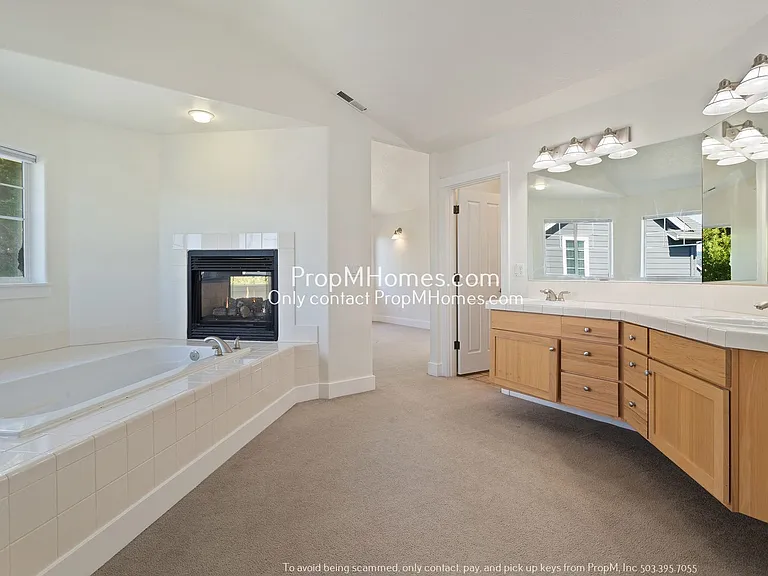 340 SW Delta Dr — Photo 13