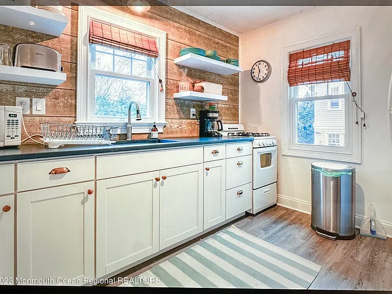 505 Washington Ln — Photo 10