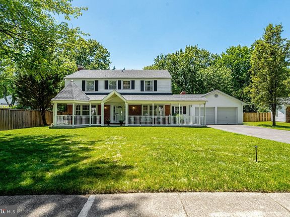 3rd image of 13042 Maple View Ln