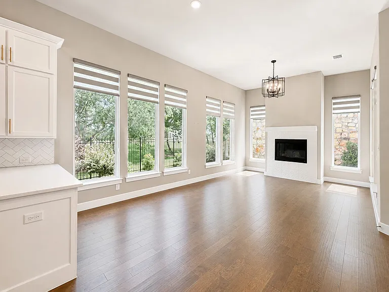 350 Pearland Dr — Photo 3