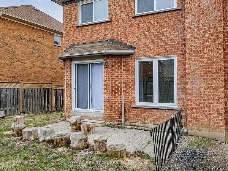 8 Estoril St #UPPER — Photo 16