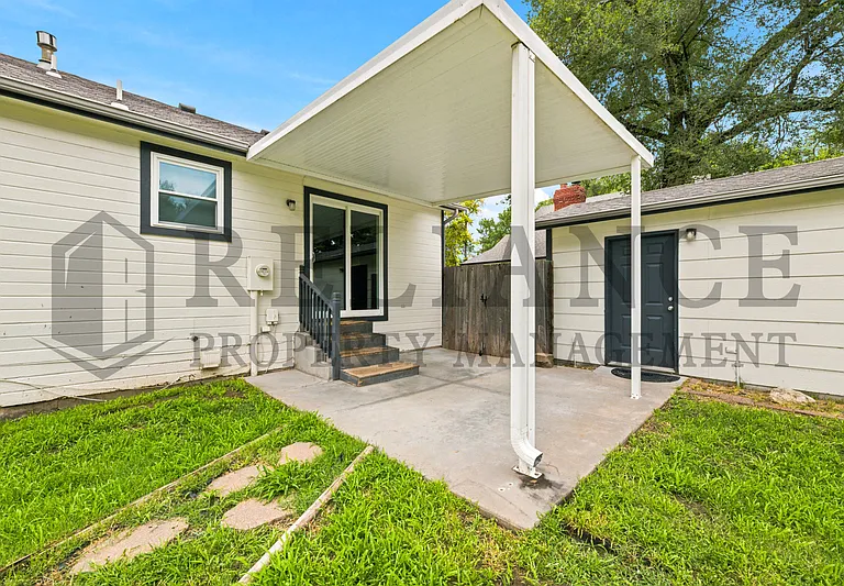 516 N Lakeside Dr — Photo 14