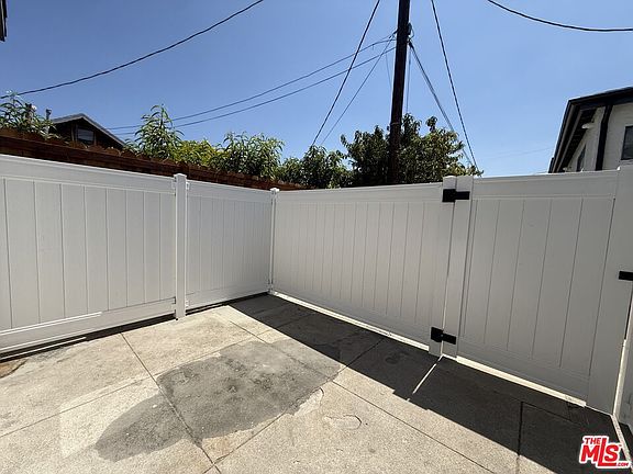 3rd image of 2615 Carmona Ave