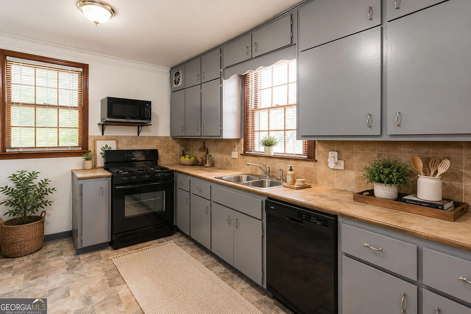 3 bed, 1.0 bath, 1470 sqft, $1,800 — Photo 2