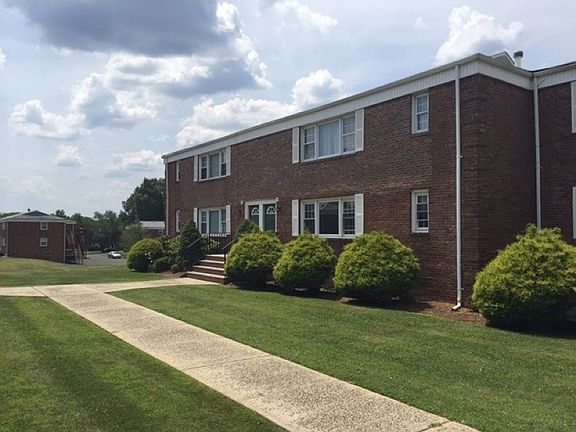 3rd image of 6 Stanford Dr APT 3A