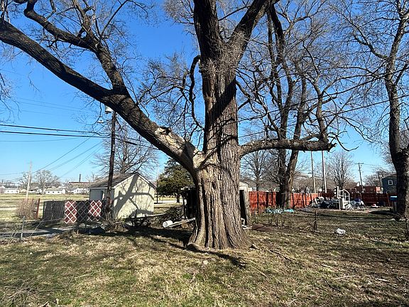 3rd image of 2021 Edwardsville Rd