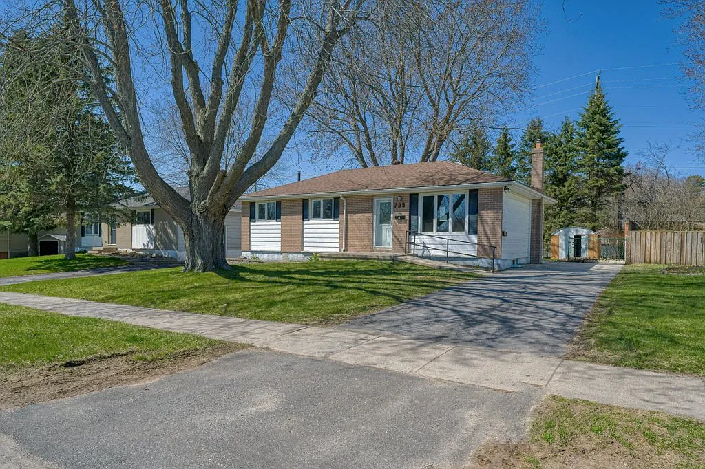 795 Aylmer Crescent Kingston — Photo 2