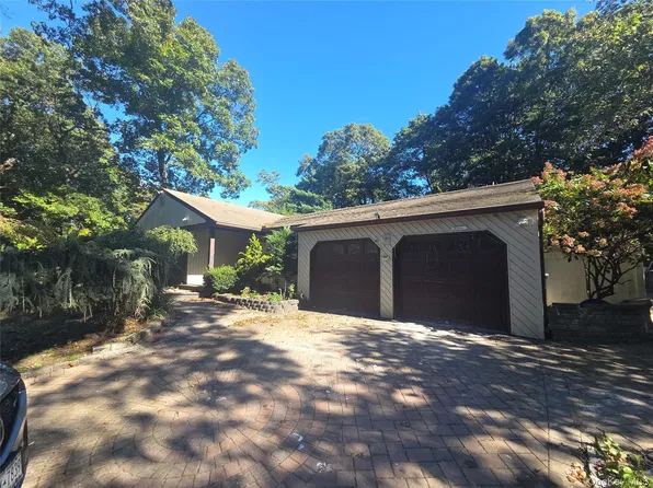 8 Pike Court, Northport, NY 11768