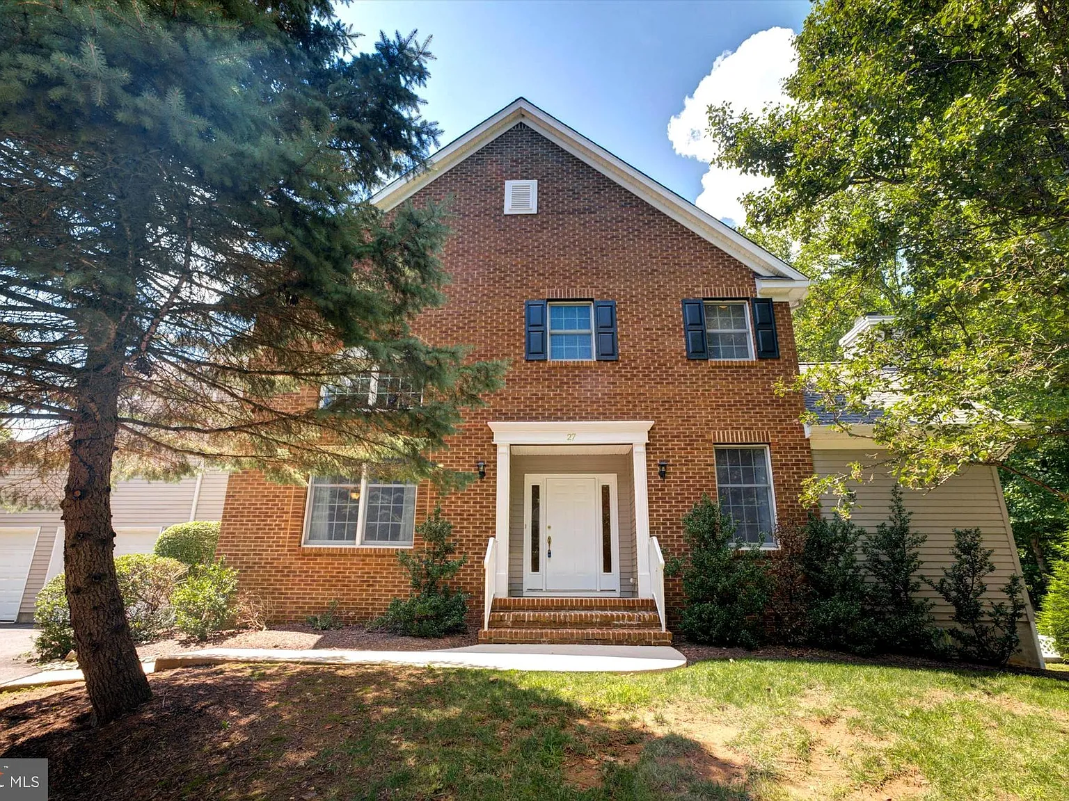 3 bed, 2.5 bath, 2555 sqft, $5,400 — Photo 2