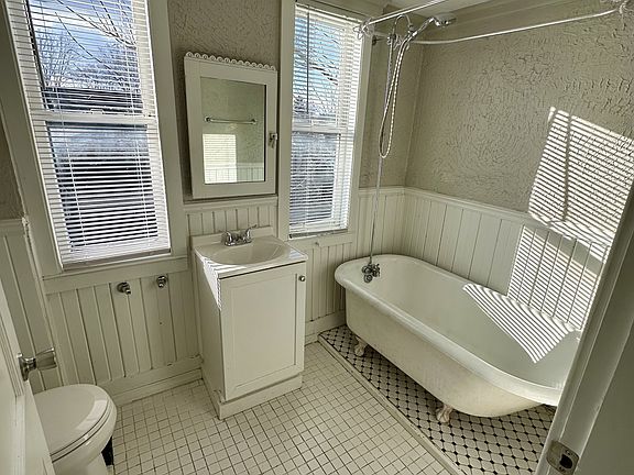 Upstairs Full Bathroom