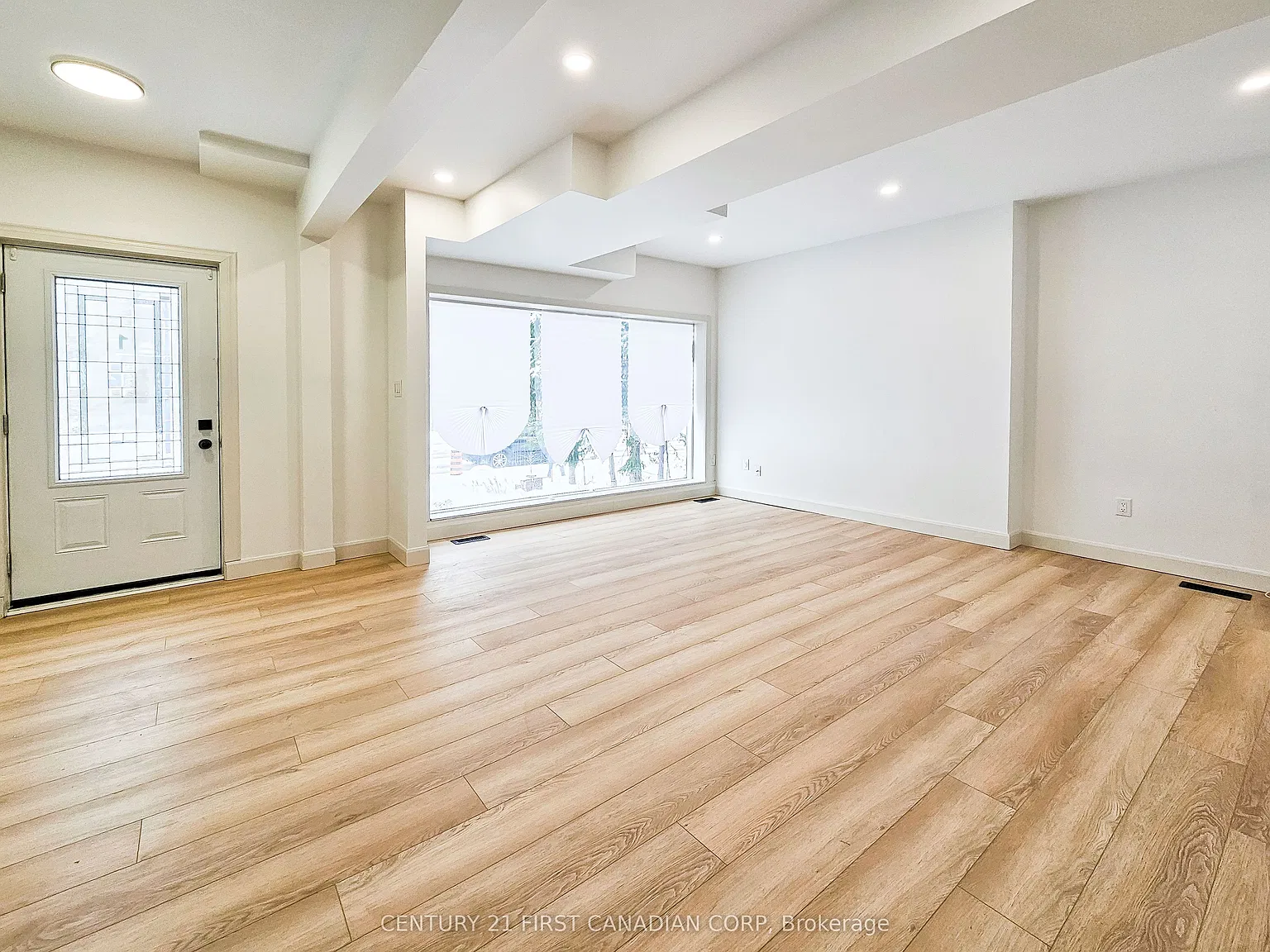859 Dundas St — Photo 2