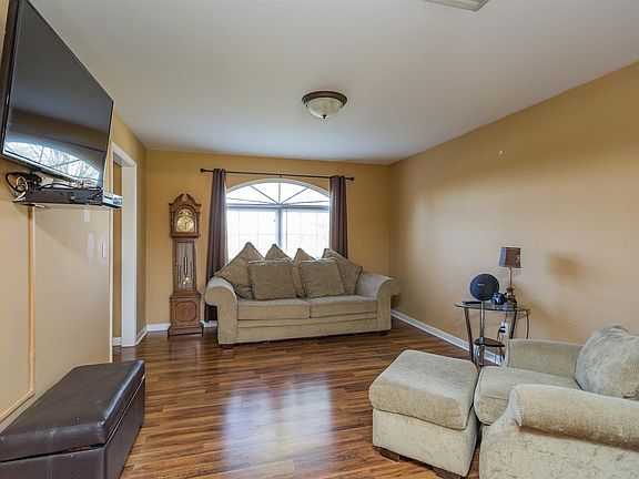4th image of 505 Lake Forest Dr