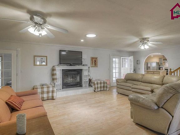 3rd image of 829 Hermosa Dr