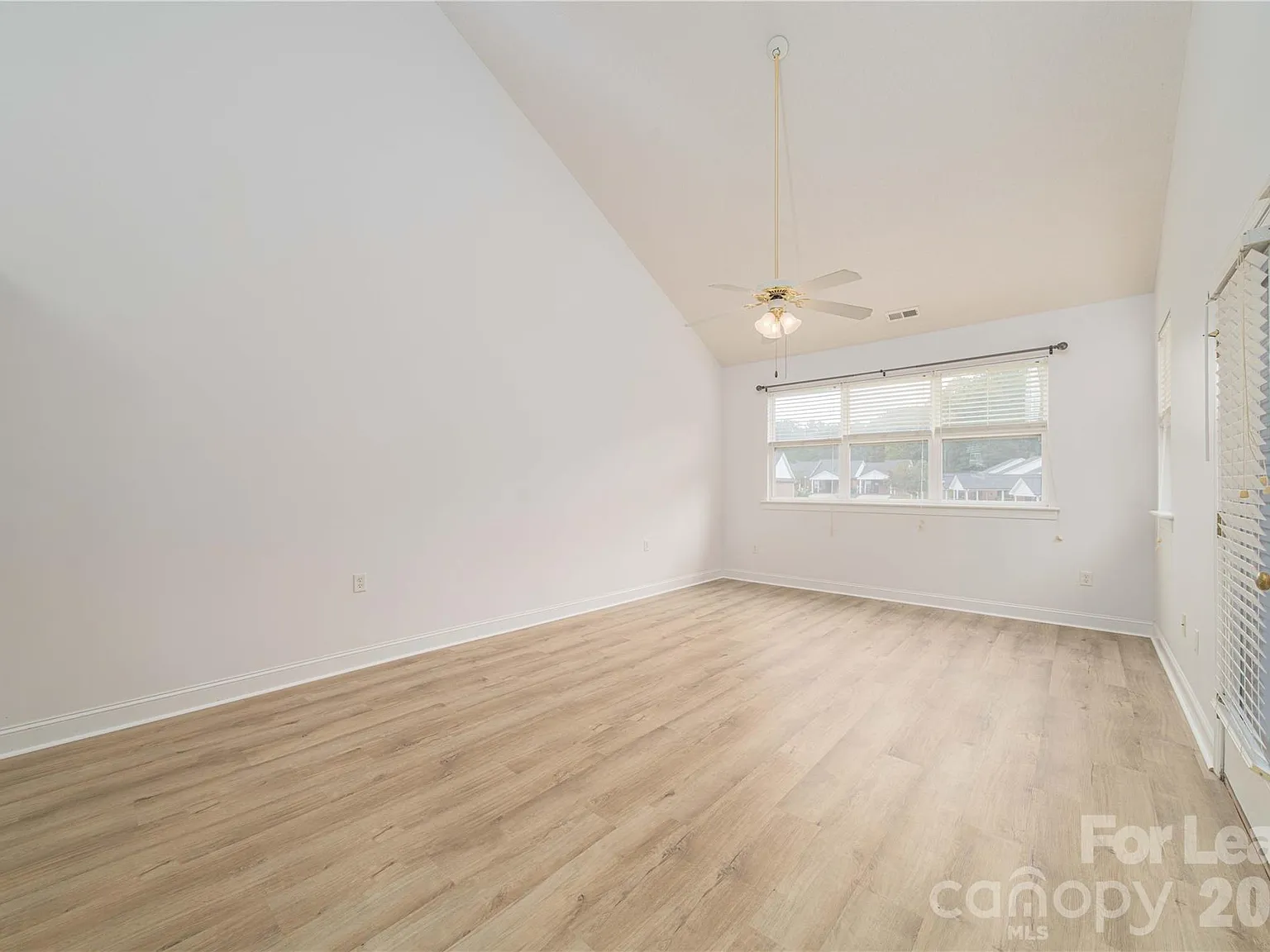 1 bed, 1.0 bath, 950 sqft, $1,300 — Photo 3