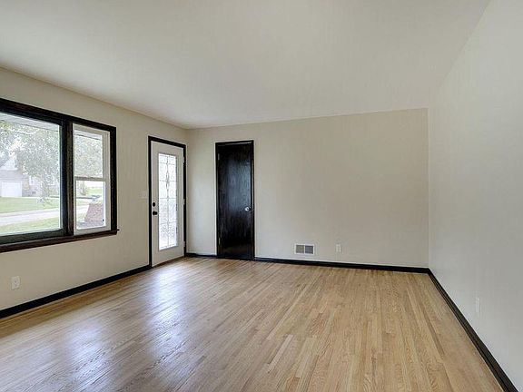 3rd image of 3104 32nd Ave NE
