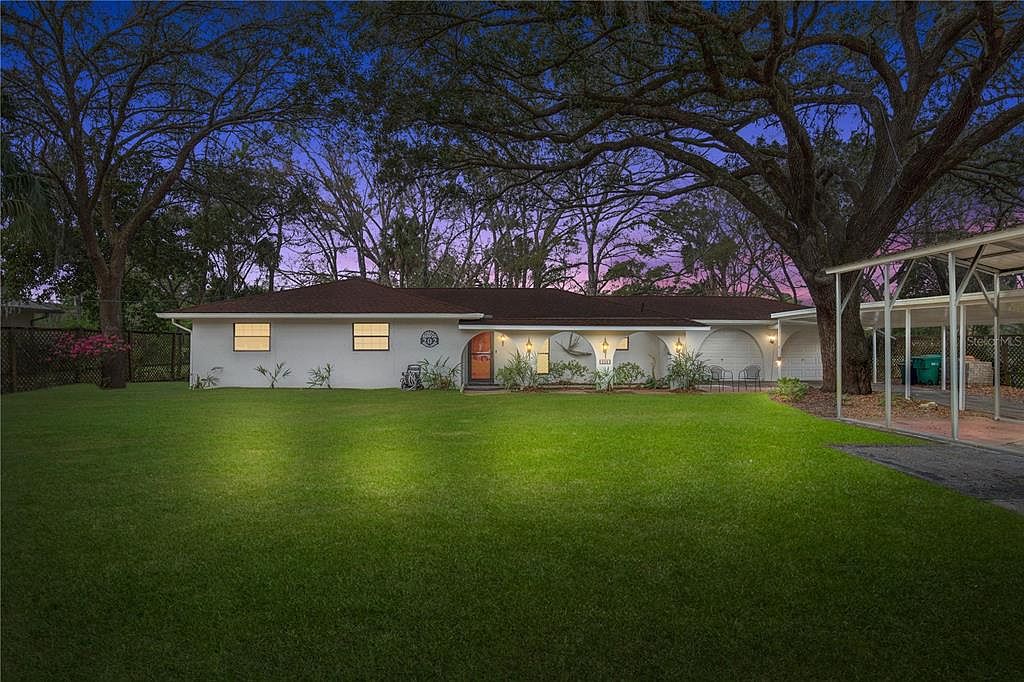 202 N Country Club Dr