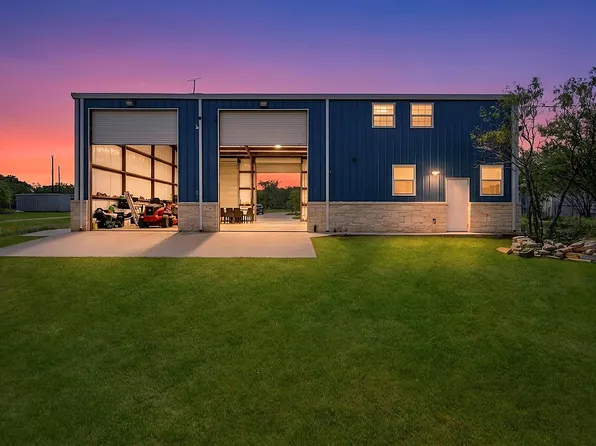 225 Buttercup Ln, Floresville, TX 78114