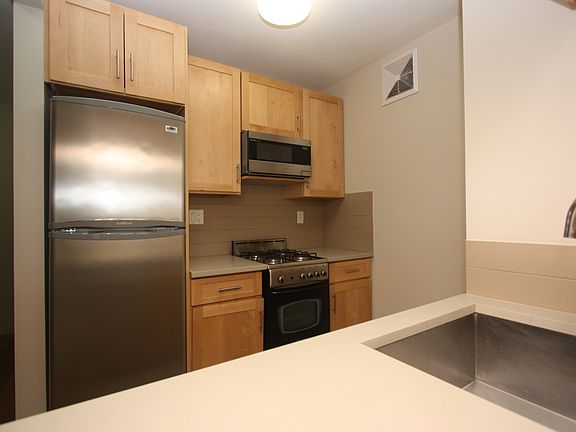 3rd image of 170 E 112th St APT 3C